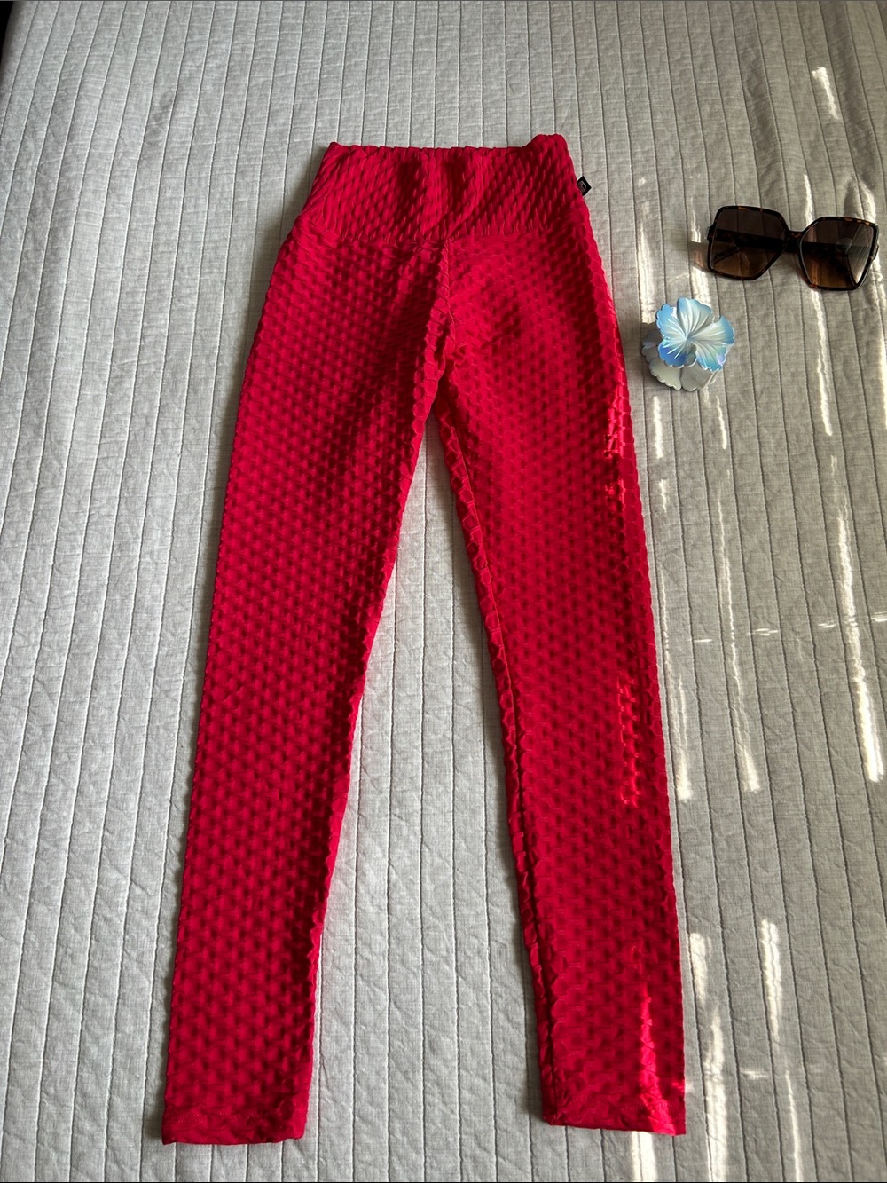 Born primitive high rise scrunch butt textured red raspberry leggings S - Picture 2 of 8